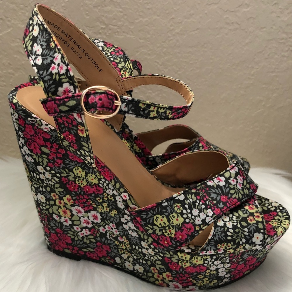 NEW! Floral Print Platform Wedges